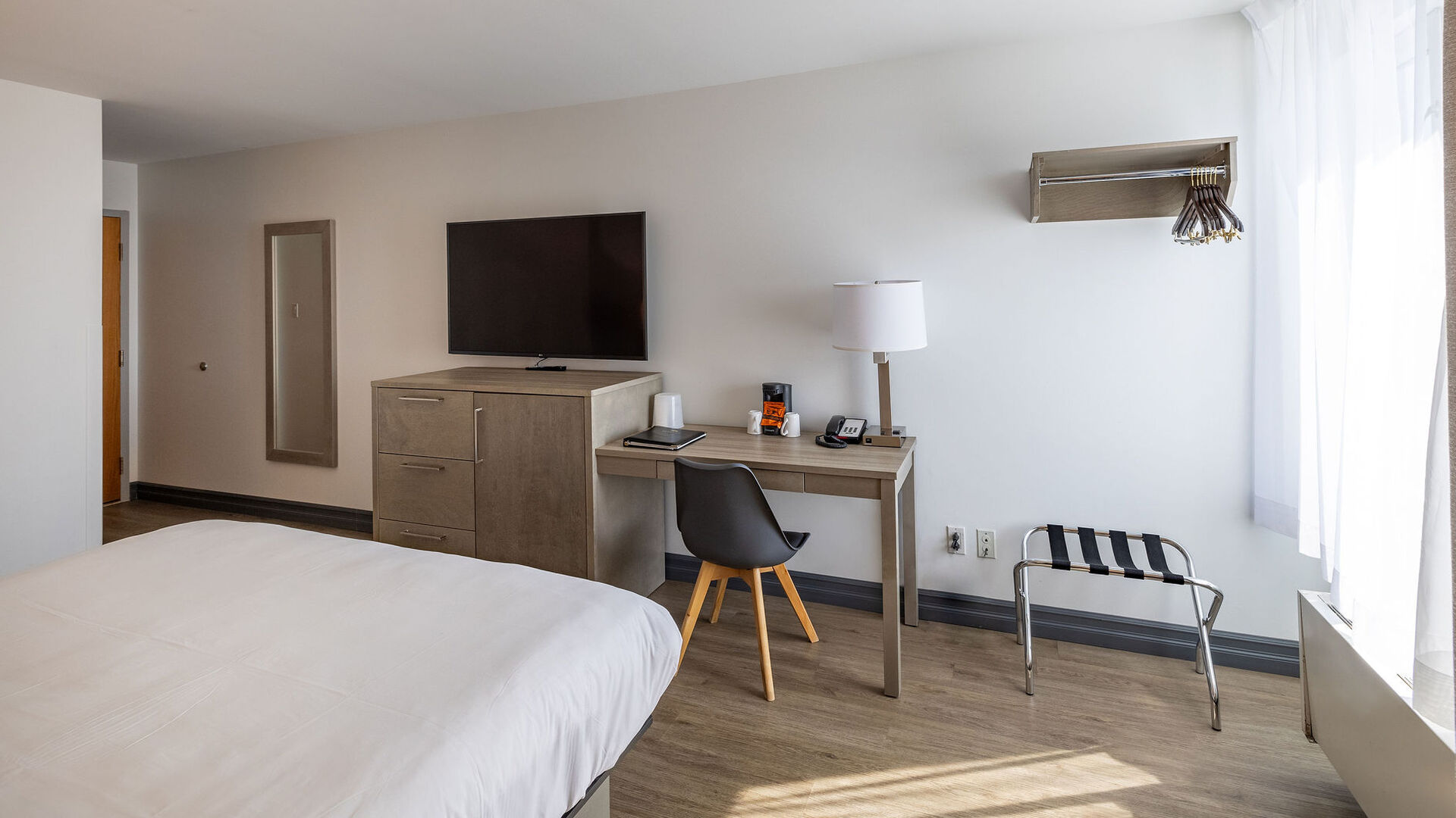 Adapted Room with 1 King Bed