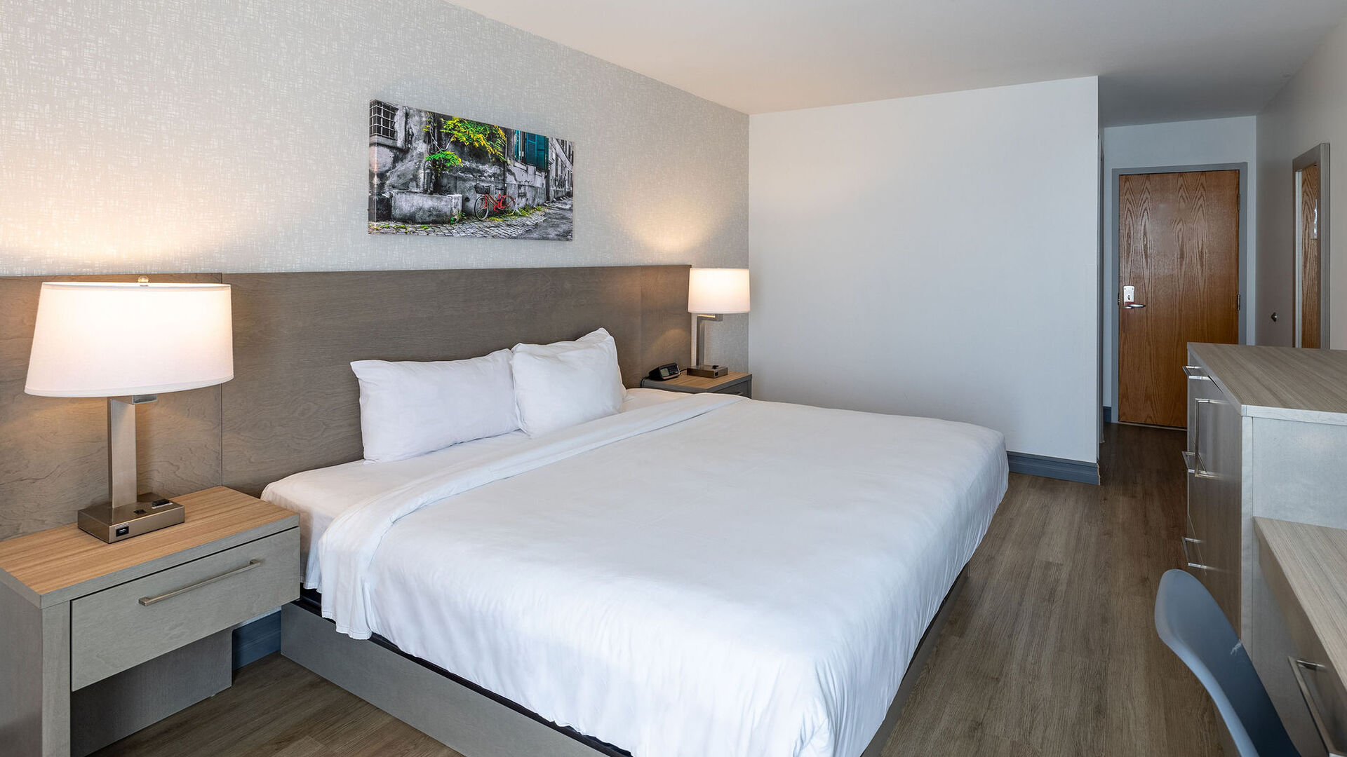 Adapted Room with 1 King Bed